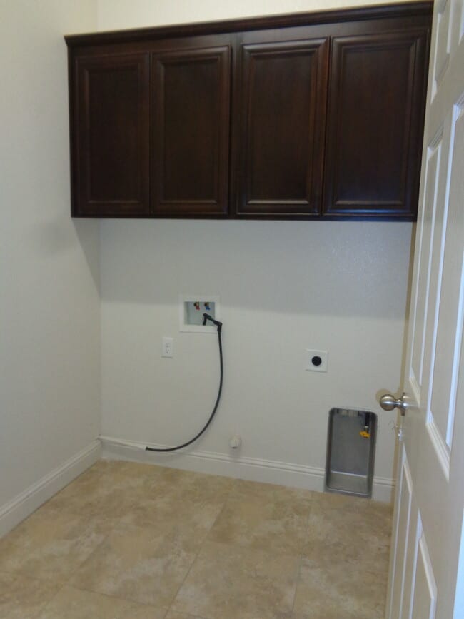 Building Photo - 2140 Cling Dr