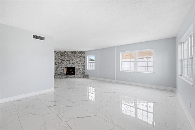 Building Photo - 4000 14th Way NE