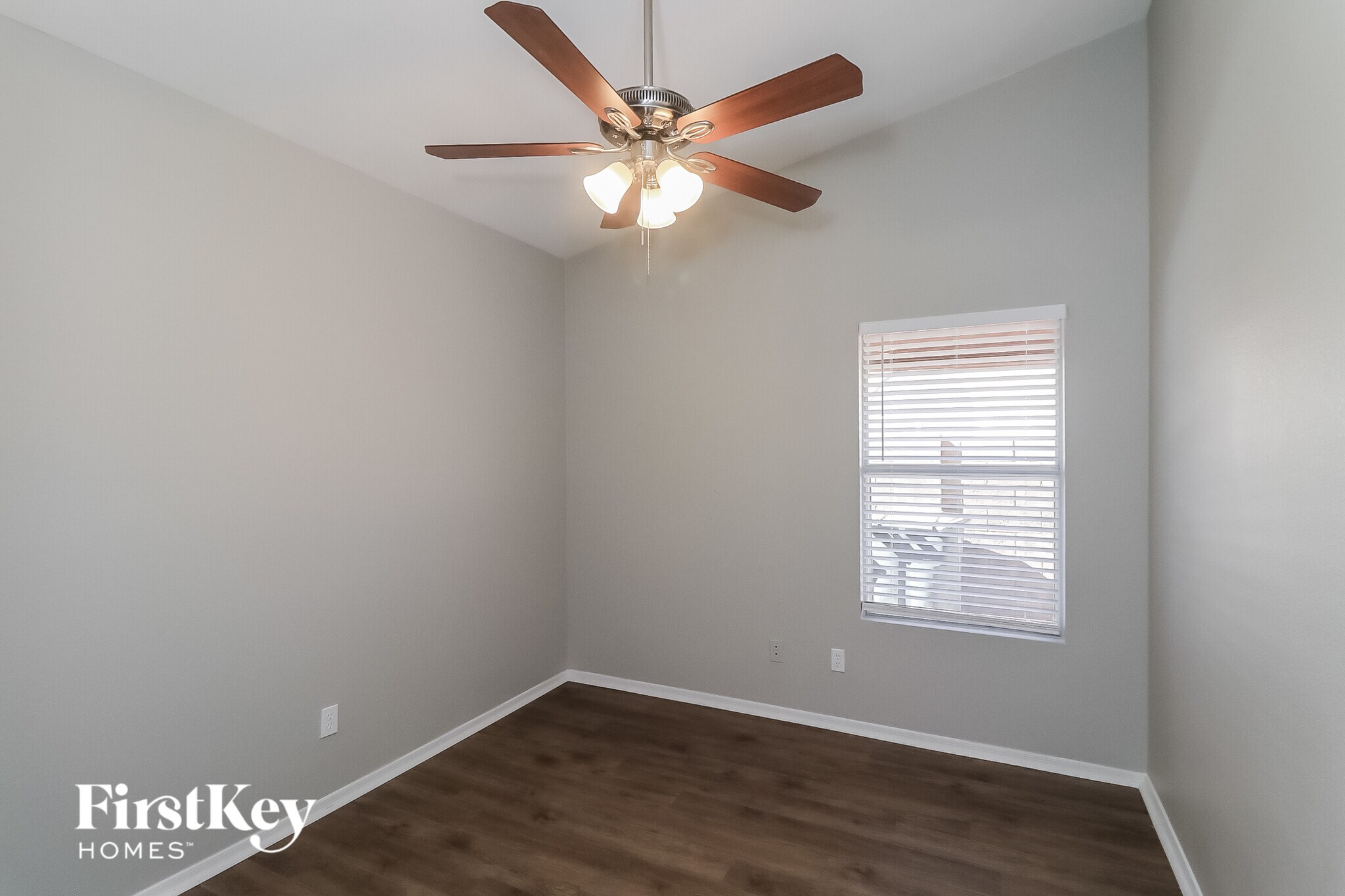 Building Photo - 1214 E Grovers Ave