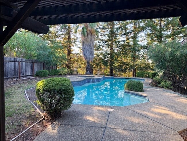 Building Photo - Spacious 4 bedroom 3 bath home in Folsom