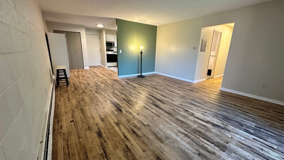 Living /dinning room - 581 Crown St