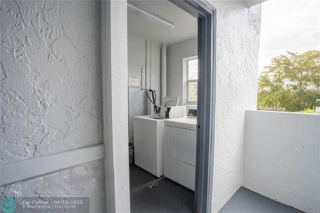 Building Photo - 8421 Lagos De Campo Blvd