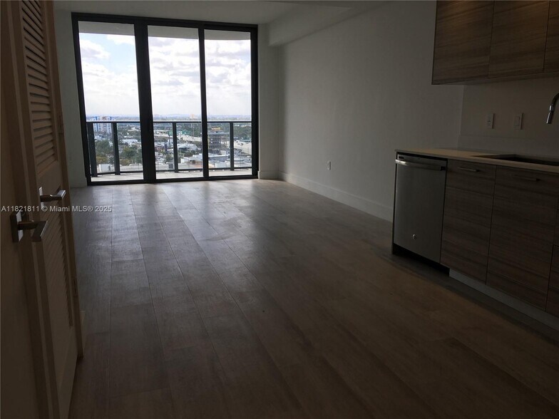 Building Photo - 121 NE 34th St