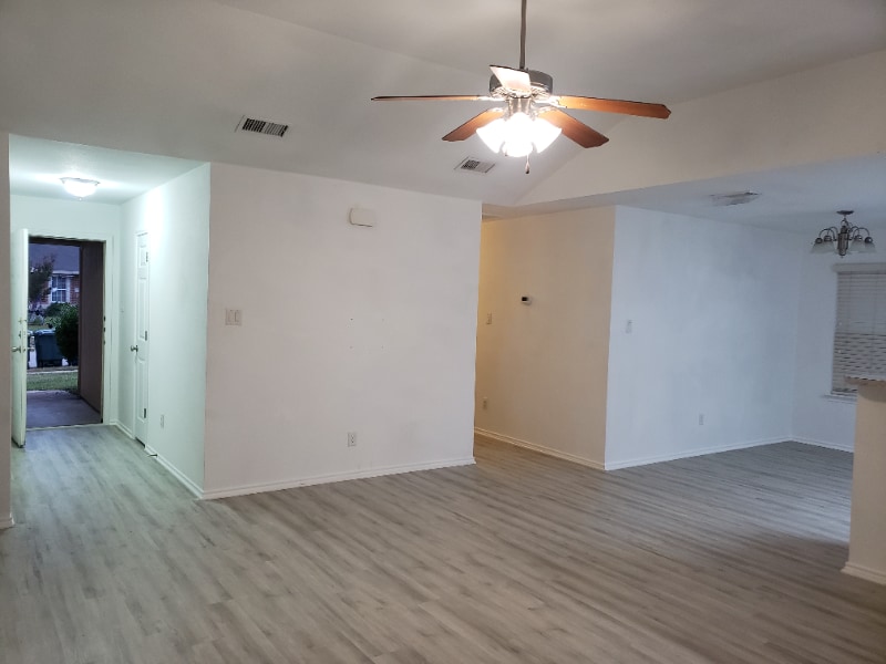 Building Photo - 1121 Dixon Cir