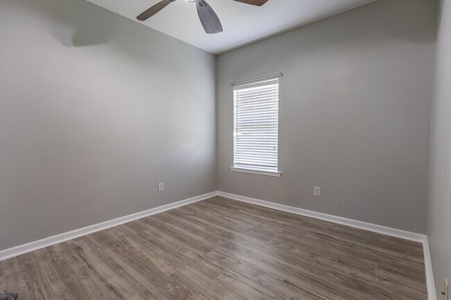 Building Photo - 10190 Fionn Loop