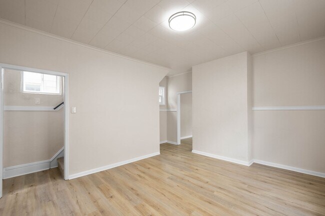 Building Photo - Stunning 2 Bedroom home in McKees Rocks available July 1!