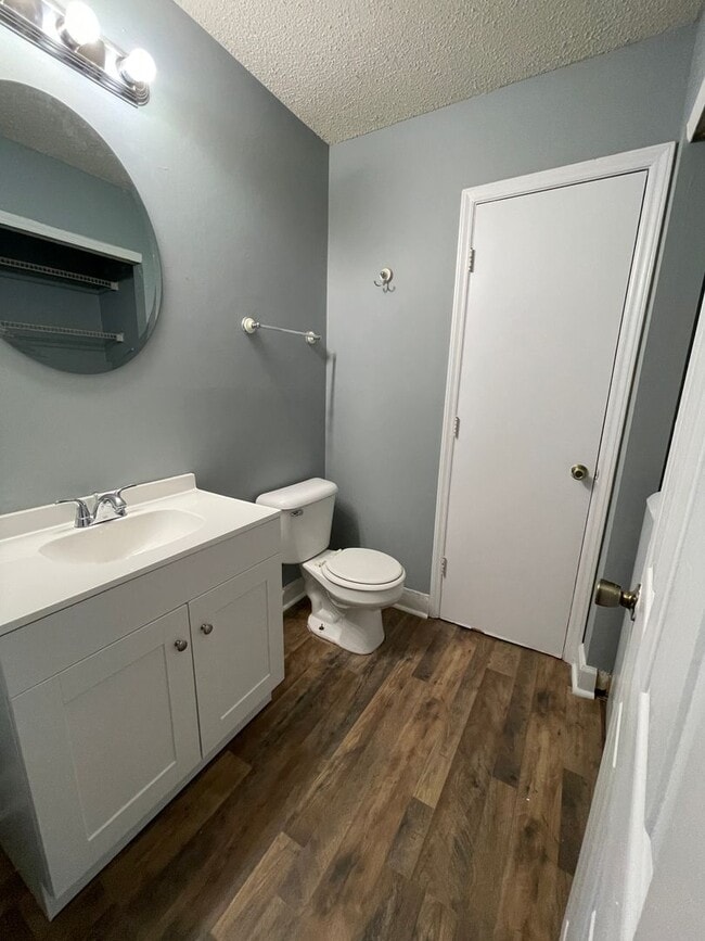 Building Photo - 2 Bed, 1.5 Bath w/ W&D in Unit-Move in Ready!