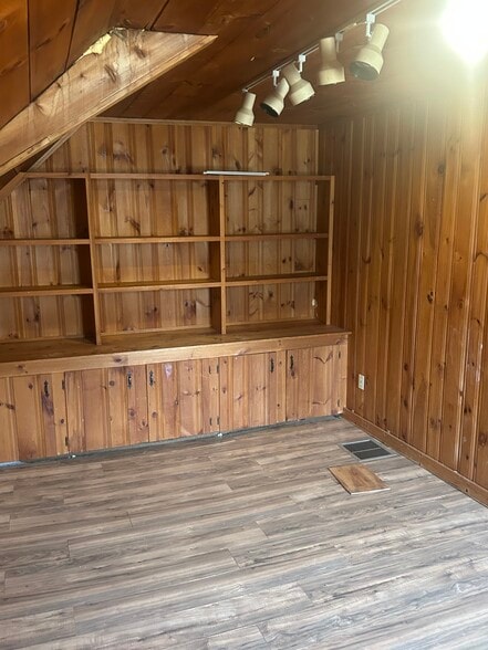 Building Photo - 277 River St