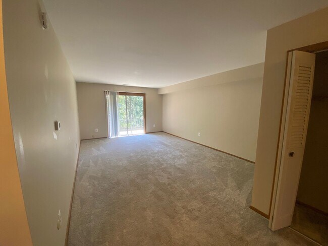 Building Photo - Cozy 2 Bedroom, 1 Bath Apartment with Balc...
