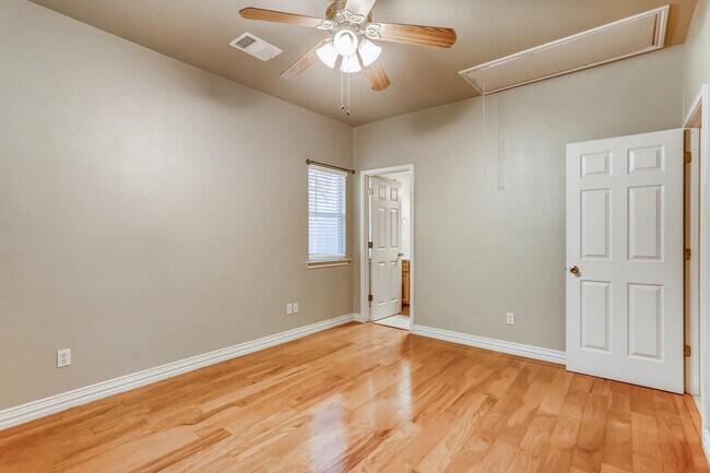 Building Photo - 2113 Thrasher Ln