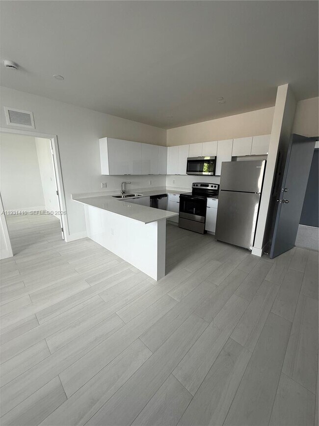 Building Photo - 1091 E 17th St