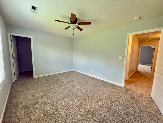 Building Photo - 532 Larkspur Dr