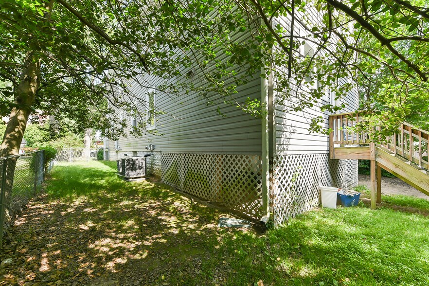 Building Photo - 1204 N Utah St