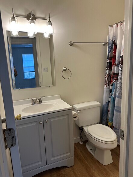 Building Photo - 517 Sally Ln