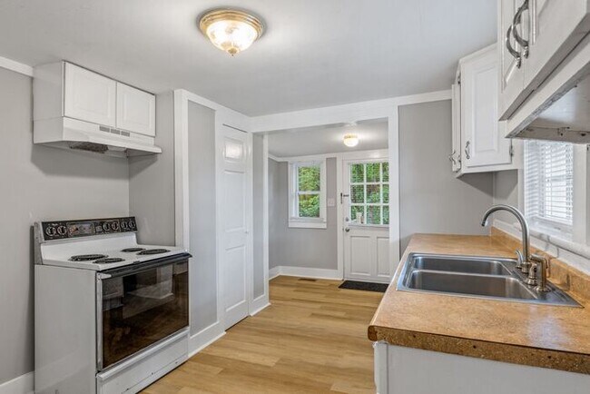 Building Photo - UNCG area with 3 bedrooms and 1 bath, Cent...