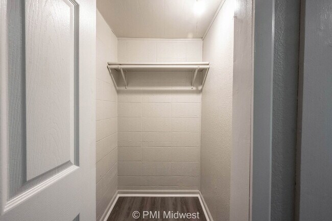 Building Photo - "Cozy 1-Bedroom Haven in Greenfield – Perf...