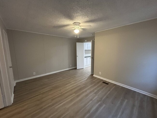 Building Photo - 8 White Oak Village