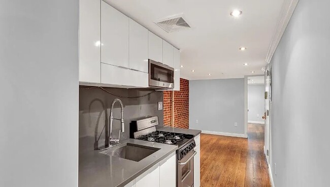 Primary Photo - 118 E 7th St