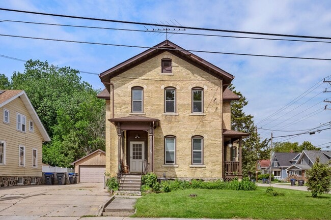 Building Photo - 300 Sherry St