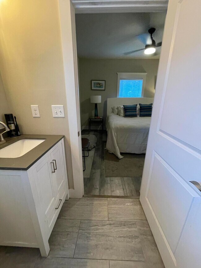 Building Photo - 105 1st St