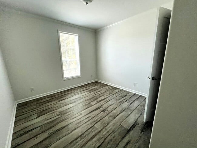 Building Photo - 115 N Lake Dr