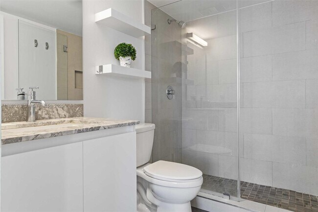 Building Photo - 540 Brickell Key Dr