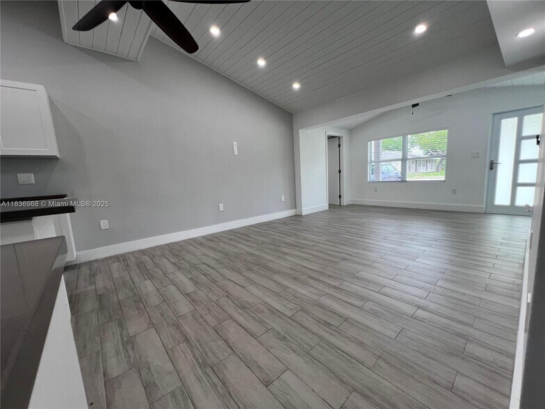 Building Photo - 2418 Taft St