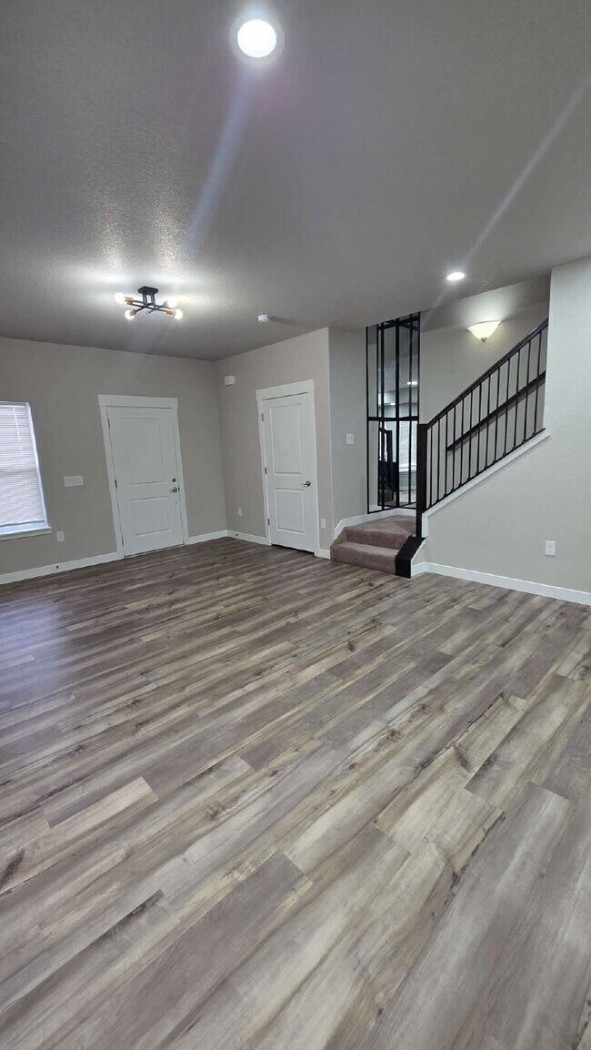Building Photo - Lorson Ranch 5 bedroom Townhouse near military bases