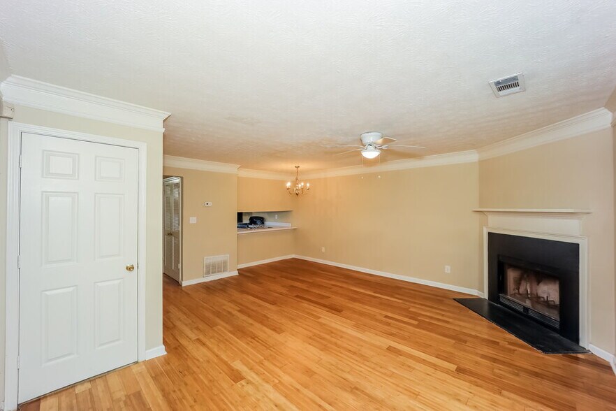 Building Photo - 5960 Hampton Ct