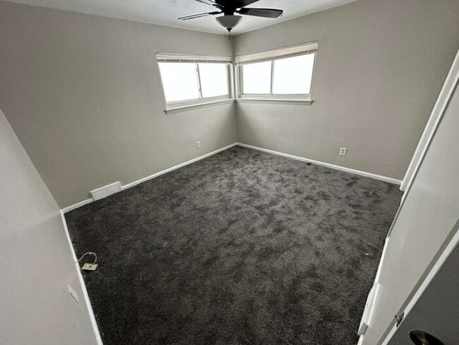 Building Photo - HUGE Updated Apartment with hardwood floors
