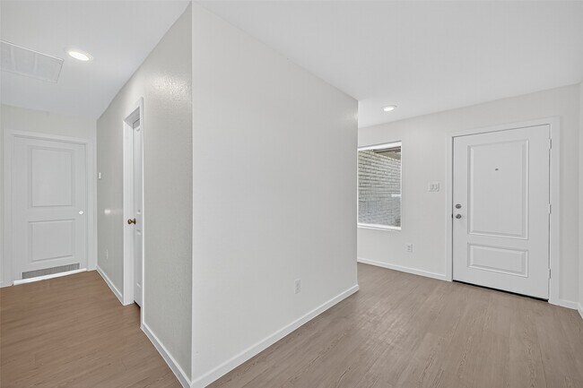 Building Photo - 6818 Eastern Cottonwood Ln
