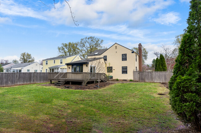 Building Photo - 25 Sherwood Rd
