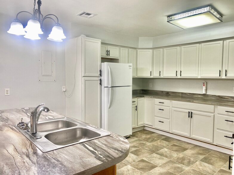 Building Photo - 516 36th Ave N