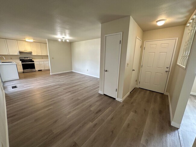 Building Photo - 1613 Carnation Ct