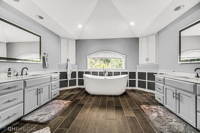 Building Photo - 8960 Enclave Dr