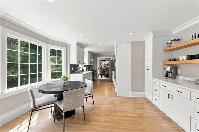 Building Photo - 5179 Meadowlake Dr