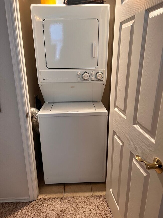 Building Photo - Large Fully Furnished Corporate Unit 1 Bed 1 Bath * Washer/Dryer Included