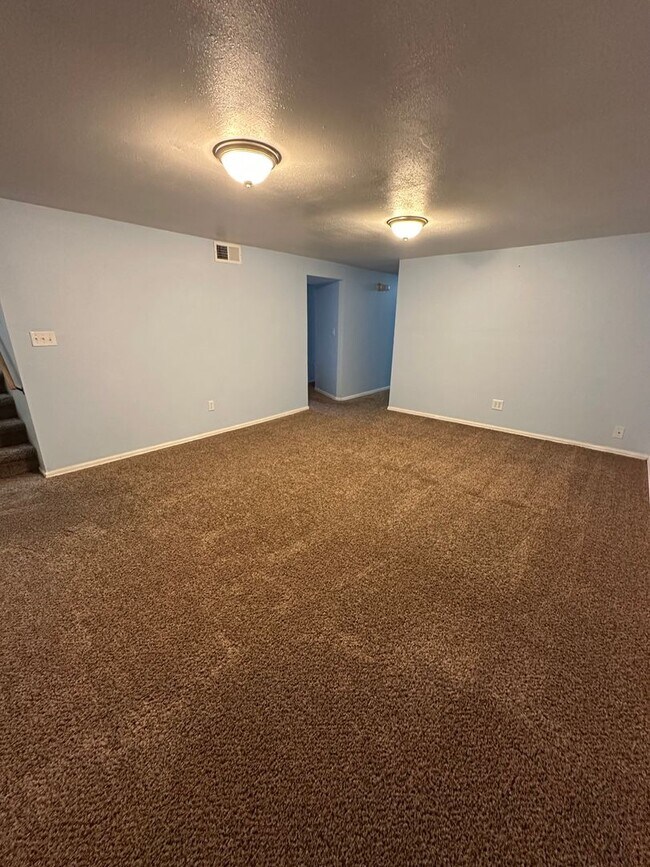 Building Photo - 3 BEDROOM, PLUS 2 BONUS ROOMS, 3 BATHROOM ...