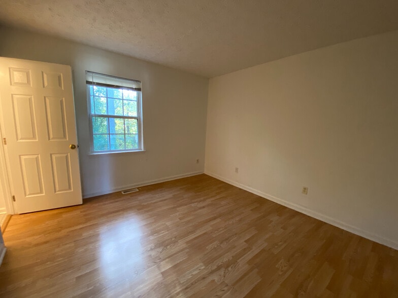 Building Photo - Room in House on Renyard Ct