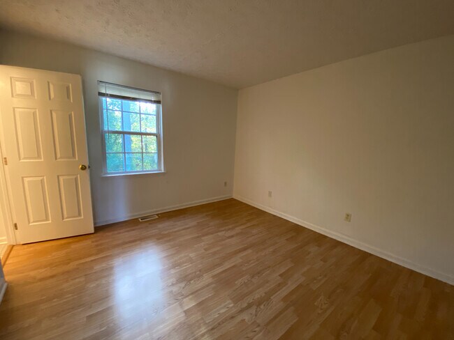 Building Photo - Room in House on Renyard Ct