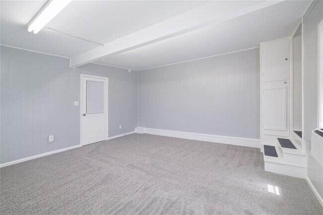 Building Photo - 305 Sunset Dr