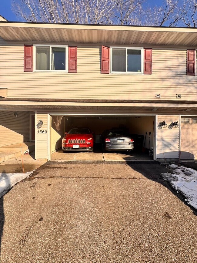 Building Photo - Gorgeous 3 Bedroom, 2 Full Bathroom Townhome in Desirable Location