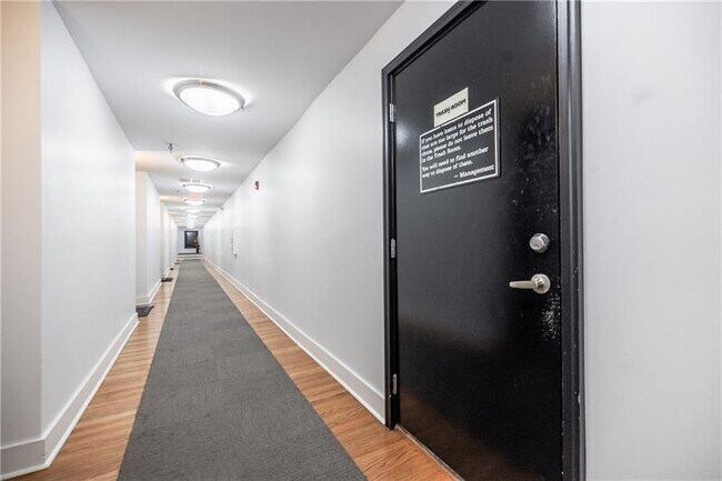 Building Photo - 1221 Caroline St NE