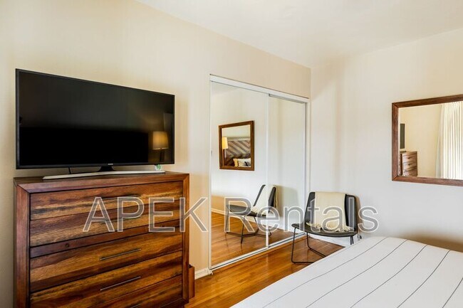 Building Photo - 477 E Vía Colusa