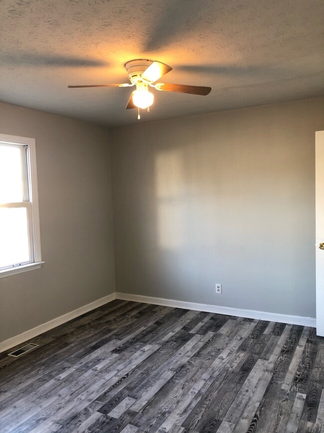 Building Photo - 123 Holly Ct