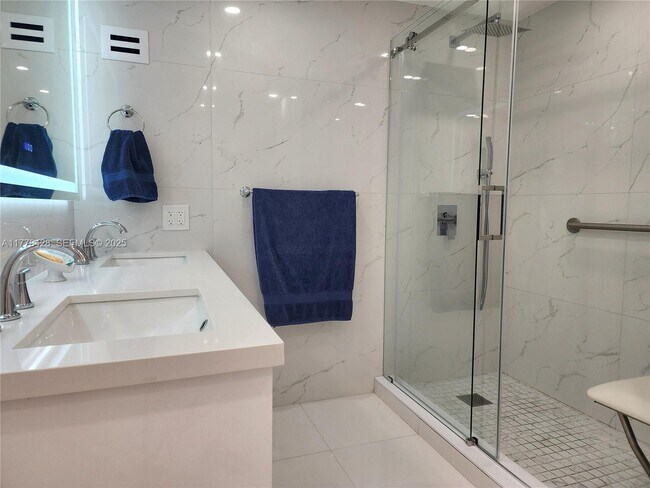 Building Photo - 3505 S Ocean Dr