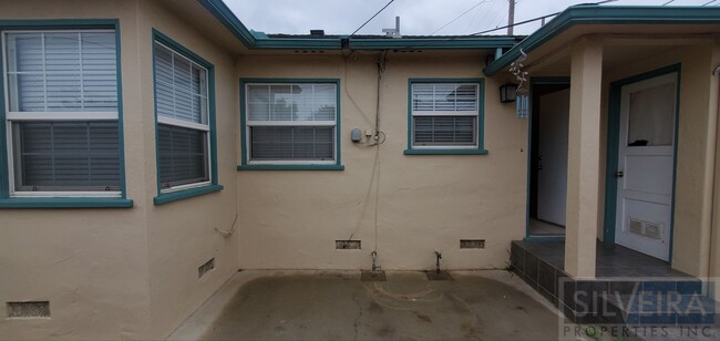 Building Photo - 2 Bedroom Santa Maria home available!