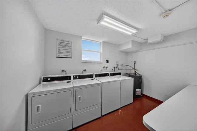 Building Photo - 1800 N Andrews Ave