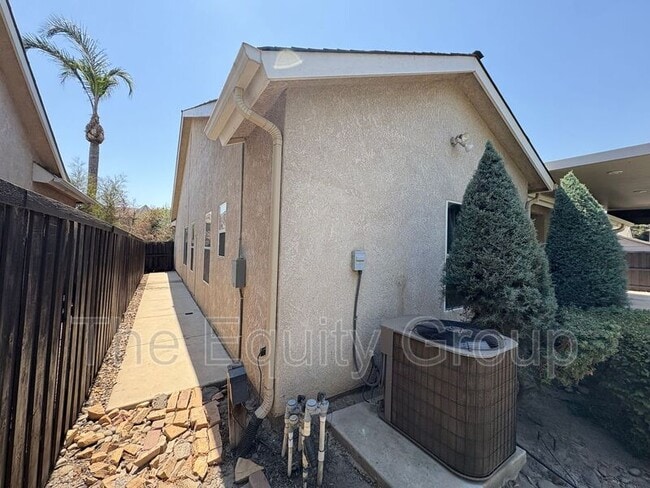 Building Photo - 6226 W Oak Ave