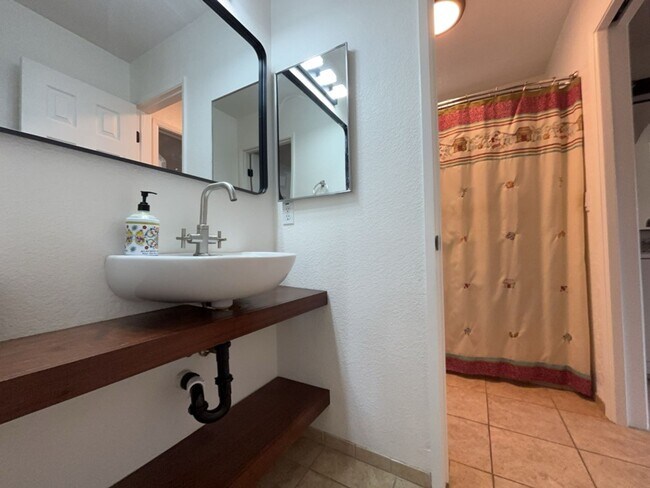Building Photo - 4 Bedroom 2 bathroom home in Mace Ranch Davis